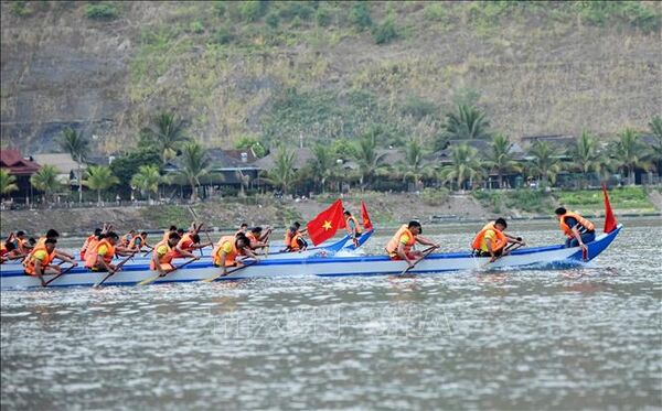 Rộn ràng Lễ hội đua thuyền đuôi Én ở Mường Lay