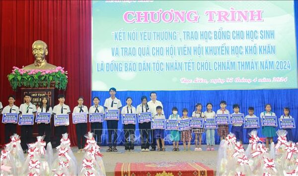 Trao học bổng cho học sinh Khmer khó khăn