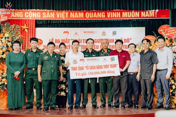 Tiếp nhận kỷ vật chiến tranh và trao “Tủ sách Đặng Thùy Trâm” tặng người dân vùng khó