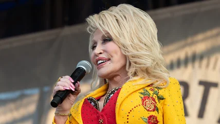 Chị Dolly Parton chia sẻ Kinh doanh với một bộ sưu tập rượu mới