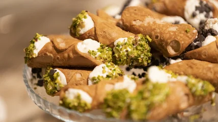 Thật ra Cannoli lấp đầy cái gì?