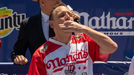 Joey Chestnut's Go-to cách để ăn A Hot Dog, bên ngoài cuộc thi của Nathan