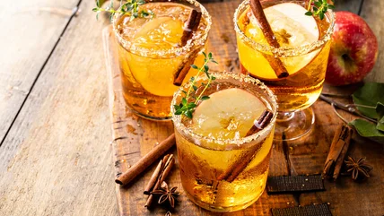 Lấy một chai nước ngọt để nâng cao quán rượu Mocktail ở nhà