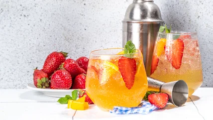 Đổi rượu vang đỏ lấy sâm-banh trong cốc rượu Sangria