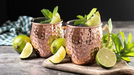 Tại sao Moscow Mules được phục vụ trong những tượng đồng Mug