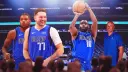 Luka Doncic, Mavericks tặng hoa cho Tim Hardaway Jr. sau trận đấu ly hợp với Magic