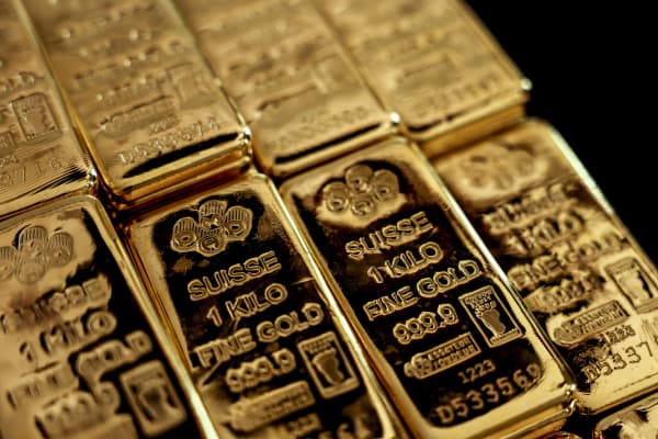 Gold under pressure from Fed rate cut doubts after inflation data