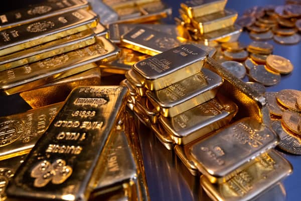 Gold advances on renewed rate cut bets after Fed verdict