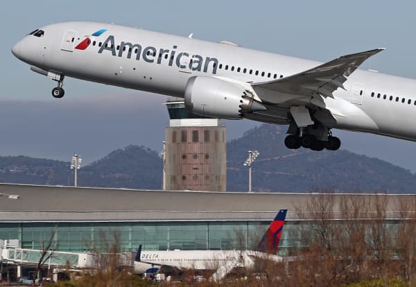 Cổ phiếu American Airlines tăng 10% do nhu cầu mạnh mẽ thúc đẩy dự báo lợi nhuận năm 2024