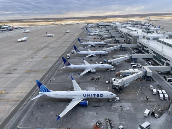 United Airlines tăng phí hành lý ký gửi $5, theo sau American Airlines