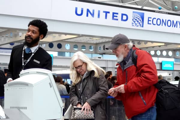 United starts letting friends and family pool frequent flyer miles