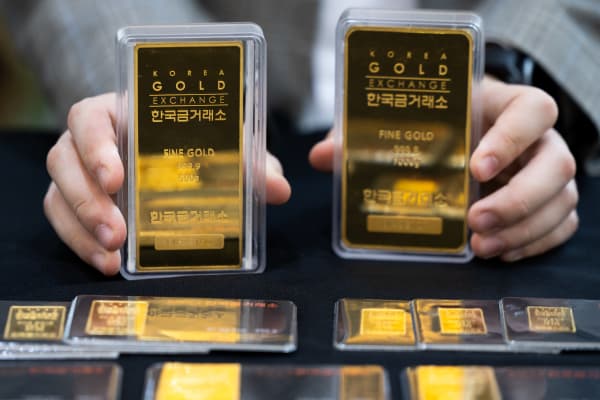 Gold near record high as U.S. rate cut bets rise ahead of Powell's comments