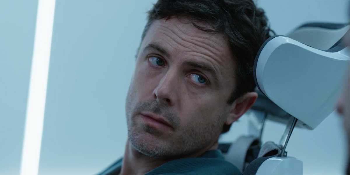 'Slingshot' Review: Casey Affleck và Laurence Fishburne Sci-Fi là tốt nhất khi Bleak