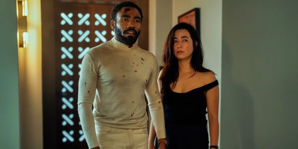 'Ông. & Đánh giá của bà Smith: Donald Glover và Maya Erskine là cặp đôi được tạo ra trên thiên đường gián điệp