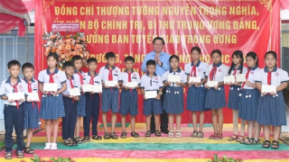 Ban Tuyên giáo Trung ương trao học bổng ở Tiền Giang