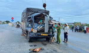 Ôtô tông đuôi xe tải bị hỏng đậu trên đường, tài xế tử vong trong cabin