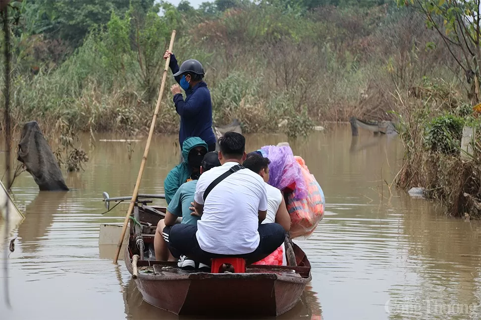 Bãi giữa sông Hồng ngập sâu, người dân lặn lội di chuyển bằng thuyền