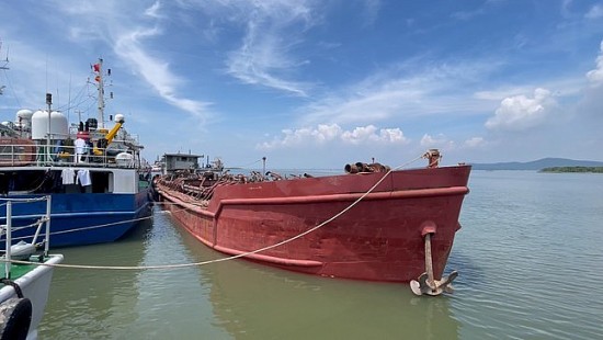 Bản tin Chống buôn lậu 14/10: Tạm giữ tàu chở cát lậu; Bắt giữ vụ vận chuyển trái phép tiền tệ