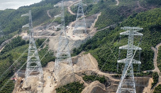 Hoàn thành kéo dây khoảng néo đầu tiên Dự án đường dây 500kV mạch 3