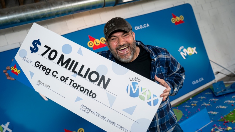 Người Toronto ngã khỏi ghế của mình sau khi thấy 70M Lotto Max thắng trong tài khoản ngân hàng của mình