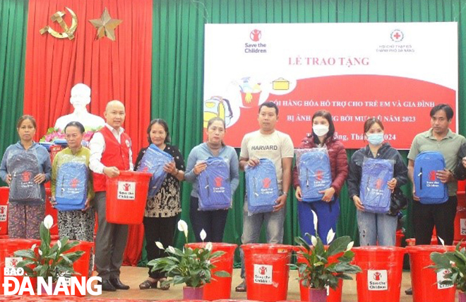 Trao tặng 300 thùng hàng cho các gia đình khó khăn