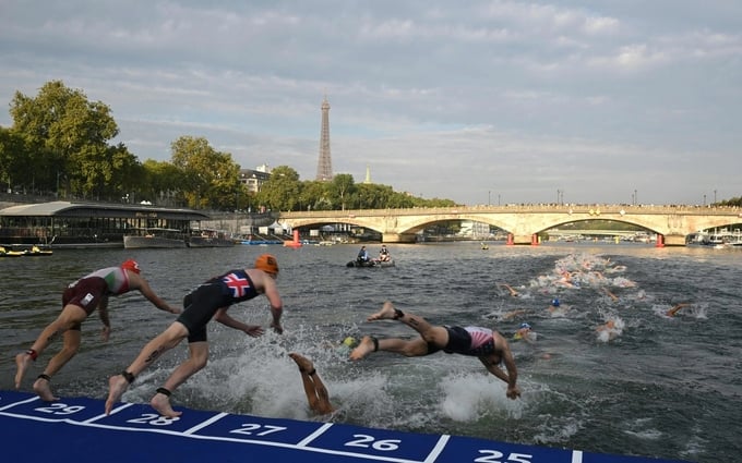 Vì sao thị trưởng Paris bơi ở sông Seine?