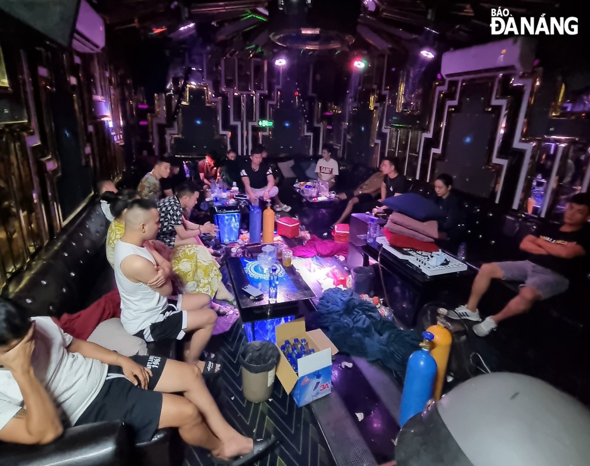 Bắt nhóm đối tượng tổ chức sử dụng ma túy tại quán karaoke