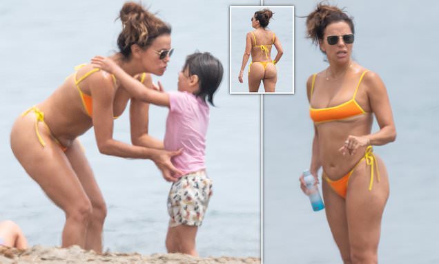 Eva Longoria, 49 tuổi, phải vật lộn để chứa rất nhiều tài sản của mình trong bộ bikini màu cam nhỏ xíu khi nàng mặc quần lọt khe con trai Santiago, 6 tuổi, trong ngày bãi biển ở Marbella