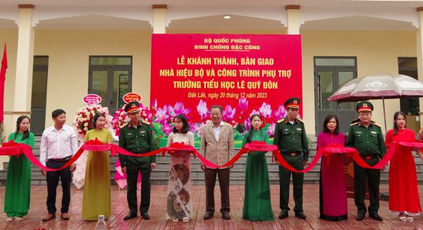 Lữ đoàn Đặc công 198: Trao tặng nhà hiệu bộ và công trình phụ trợ tại huyện M’Drắk