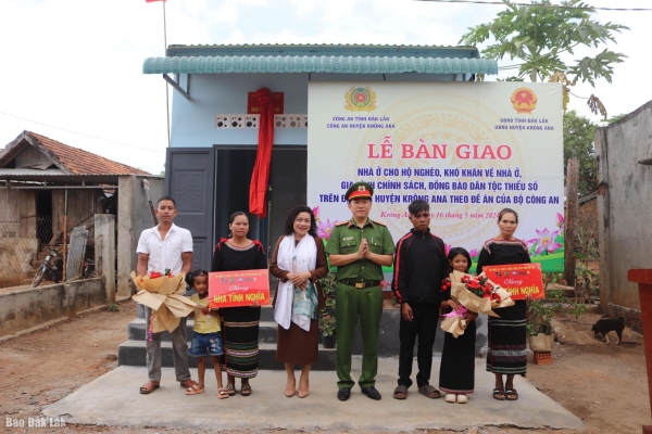 Bàn giao 14 căn nhà Tình nghĩa cho gia đình khó khăn tại huyện Krông Ana