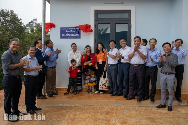 Trao nhà tình thương cho hộ nghèo và học bổng cho học sinh nghèo vượt khó