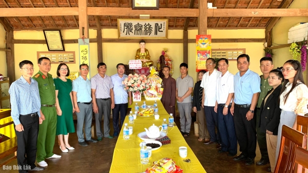 Lãnh đạo huyện Krông Búk thăm, chúc mừng các cơ sở Phật giáo nhân Đại lễ Phật đản