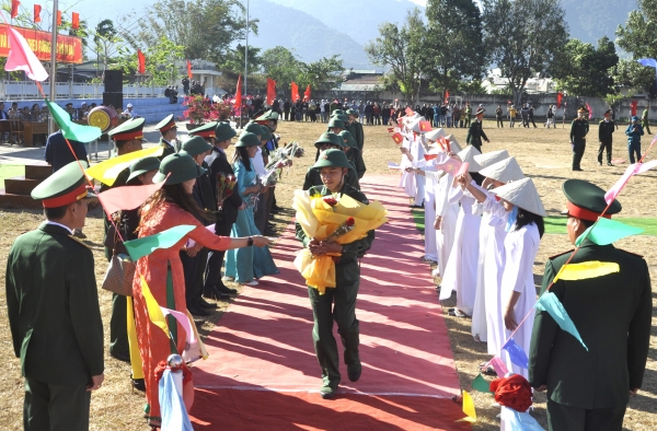 Huyện Krông Bông: 182 tân binh hăng hái lên đường nhập ngũ