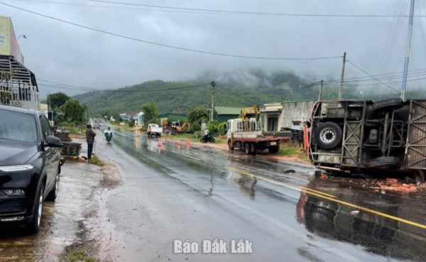 Xe khách lật trên đường Hồ Chí Minh: Bốn người tử vong