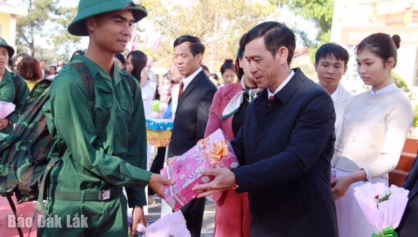 130 thanh niên huyện Krông Búk lên đường nhập ngũ