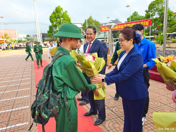 277 tân binh huyện Ea Kar hăng hái lên đường nhập ngũ năm 2024