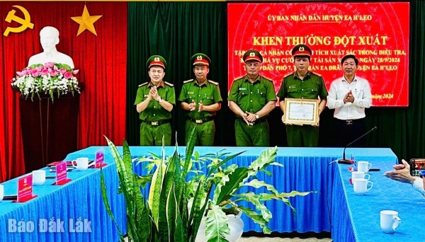 Khen thưởng Công an huyện Ea H’leo về thành tích phá nhanh vụ cướp 8 chỉ vàng