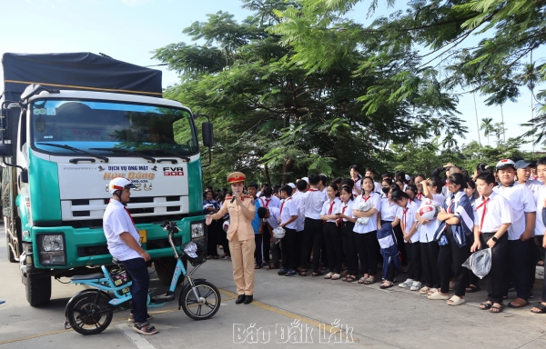 Tuyên truyền an toàn giao thông và hướng dẫn kỹ năng thực tế cho học sinh