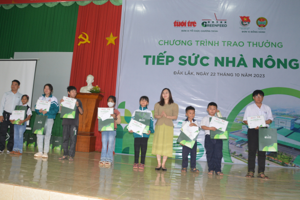 Ban tổ chức Chương trình “Tiếp sức nhà nông” trao thưởng cho học sinh sinh viên tại huyện Buôn Đôn