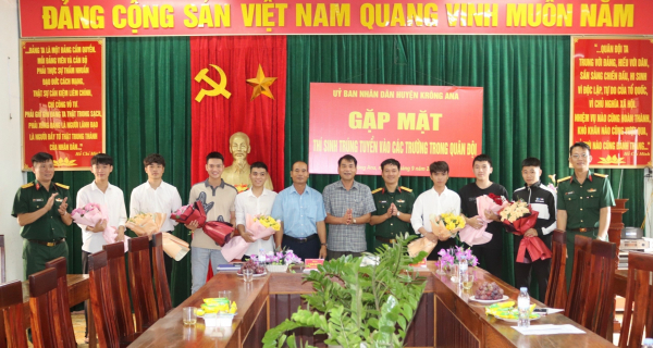 UBND huyện Krông Ana gặp mặt thí sinh trúng tuyển vào các học viện, trường trong quân đội năm 2023