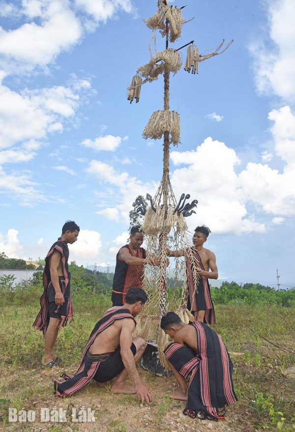 Đồng bào Xê Đăng ăn mừng lúa mới