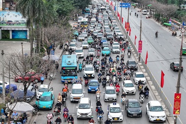 Người dân ùn ùn quay trở lại Hà Nội sau kỳ nghỉ Tết