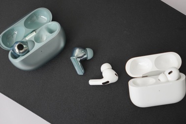 Freebuds Pro 3 đối đầu AirPods Pro 2: Chọn tai nghe nào dịp Tết?