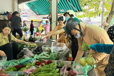 Lo bão Yagi người Hà Nội đổ xô tích trữ, hàng thịt cá bán vèo cả tạ