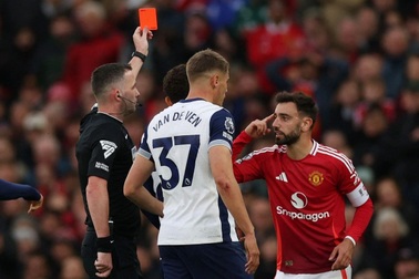 Fernandes bị đuổi, Man Utd thảm bại trước Tottenham