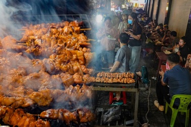 Hàng xiên nướng doanh thu hơn 16 triệu đồng/ngày: Bí quyết đông nghịt khách