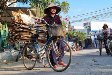 Phiên chợ độc đáo, người buôn khấm khá với thứ từng bỏ đi, rụng đầy vườn