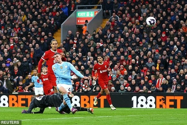 HLV Pep Guardiola: "Sức ép của Liverpool không khác gì sóng thần"