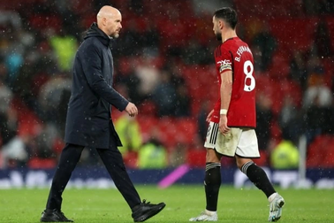 Roy Keane muốn HLV Ten Hag tước băng đội trưởng của Bruno Fernandes