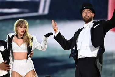 Taylor Swift gây sốc vì mang bạn trai lên sân khấu biểu diễn